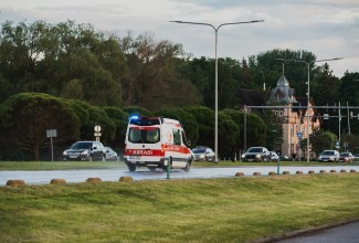 Kiirabiauto sõitmas Pirita teel.